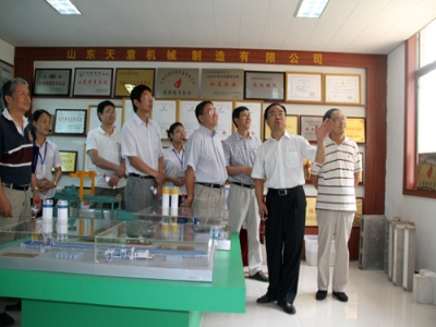 2012.7.28日山東天意兩項(xiàng)科技成果鑒定順利通過，北京領(lǐng)導(dǎo)專家，到我公司參觀指導(dǎo)