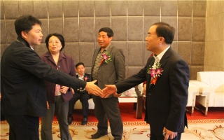 國家發(fā)展改革委資源節(jié)約與環(huán)境保護司牛波處長（和劉總握手）、全國墻材革新工作委員會會長滕軍力（女士）